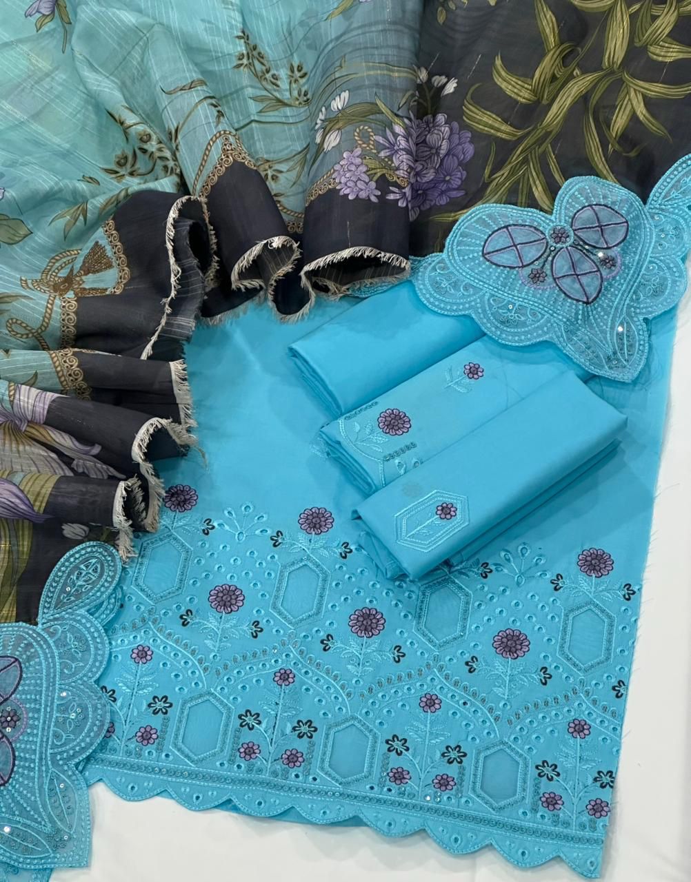 lawn 3pc Chicken kari Daman with sleeves& Fancy Motive Duppata
